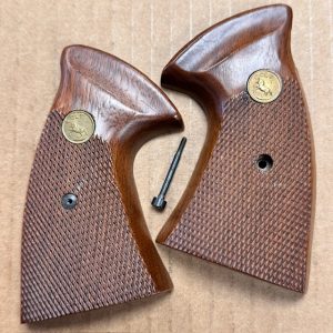 Colt Trooper MKIII, Metropolitan MK III, Lawman MK III, Official Police MK III grip, walnut, very good condition, has what looks like a crack on the bottom - it's a scratch, #987-581572-F-1