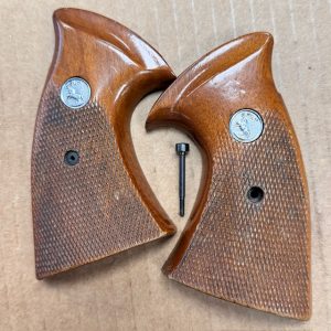 Colt Trooper MKIII, Metropolitan MK III, Lawman MK III, Official Police MK III grip, walnut, average condition, #987-581572-F-2